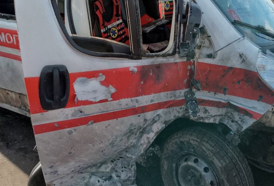 Зображення до: Російські дрони вдарили по швидкій та авто поліції на Куп’янщині